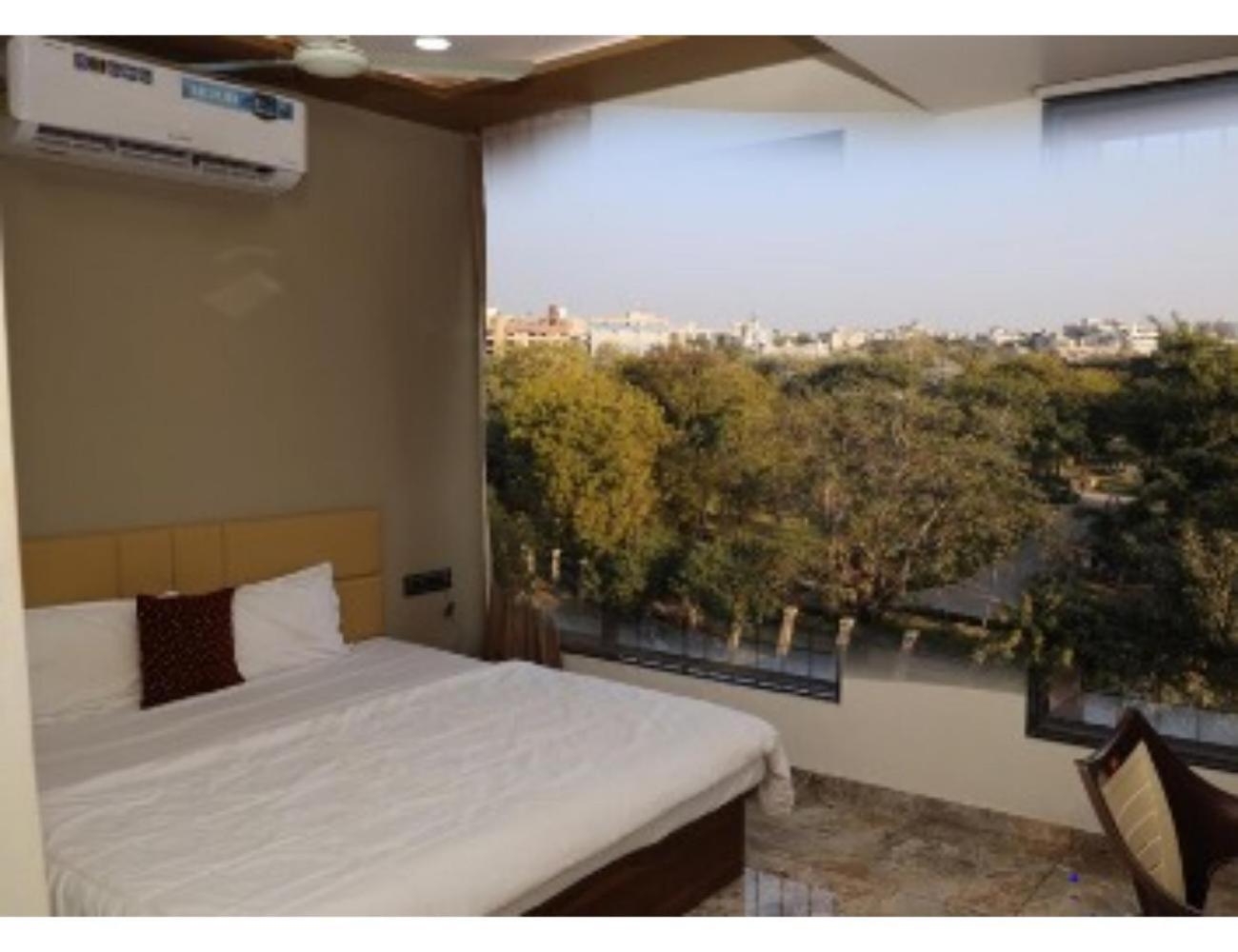 Hotel The Pill, Bhavnagar Ngoại thất bức ảnh